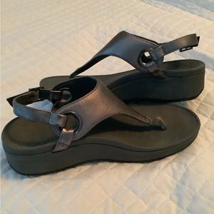 Vionic metallic t strap sandals